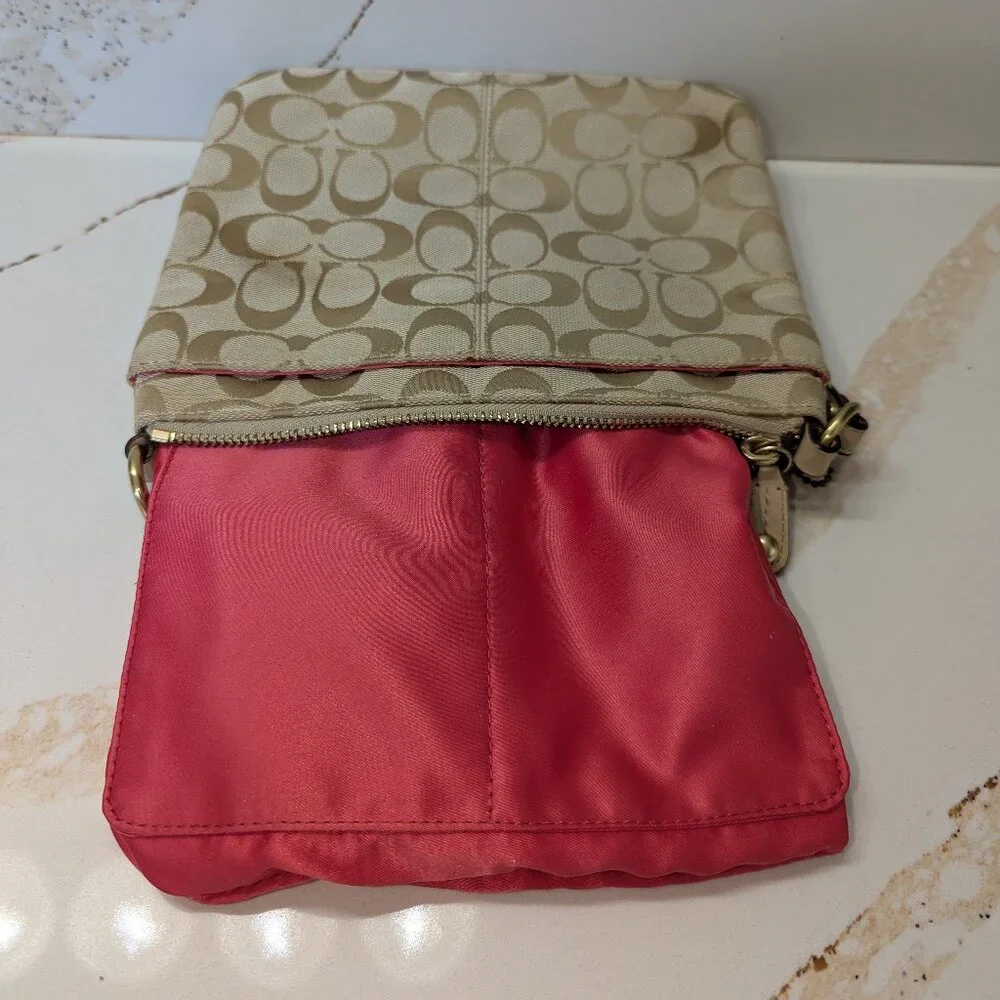 Coach crossbody, front zip pockets, jacquard & leather. - Picture 5 of 9